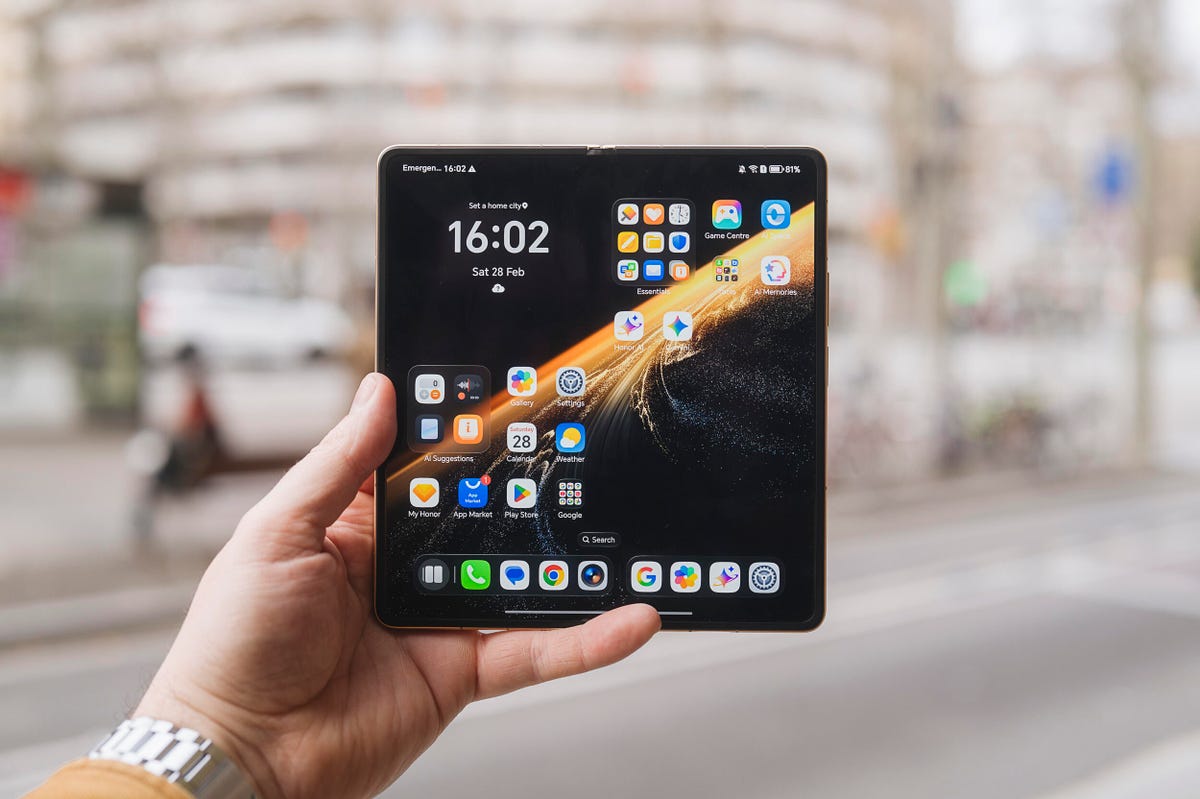 iPhone 17e vs Honor Magic V6