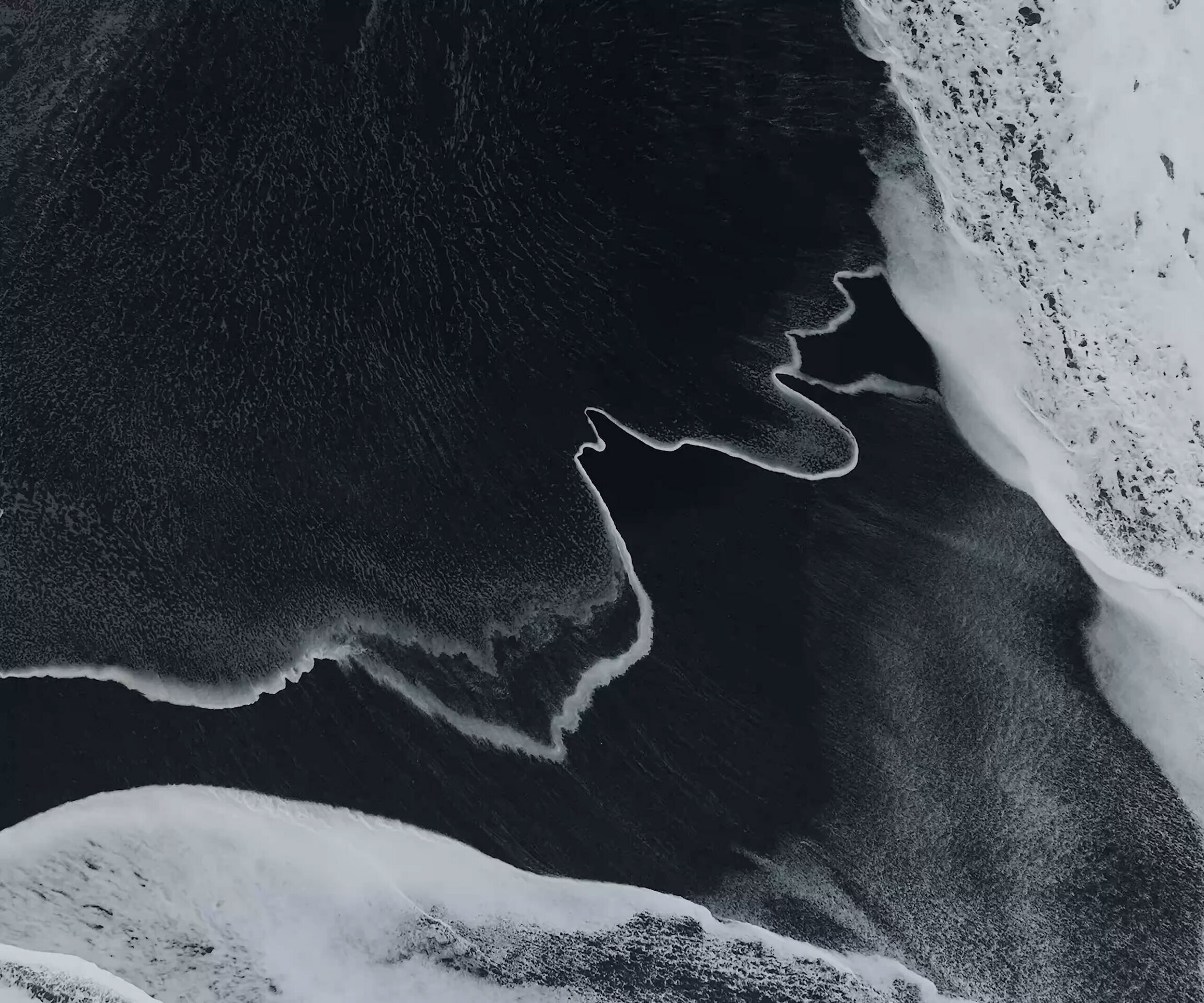 Pixel 11 Pro Fold Midnight inner wallpaper light mode