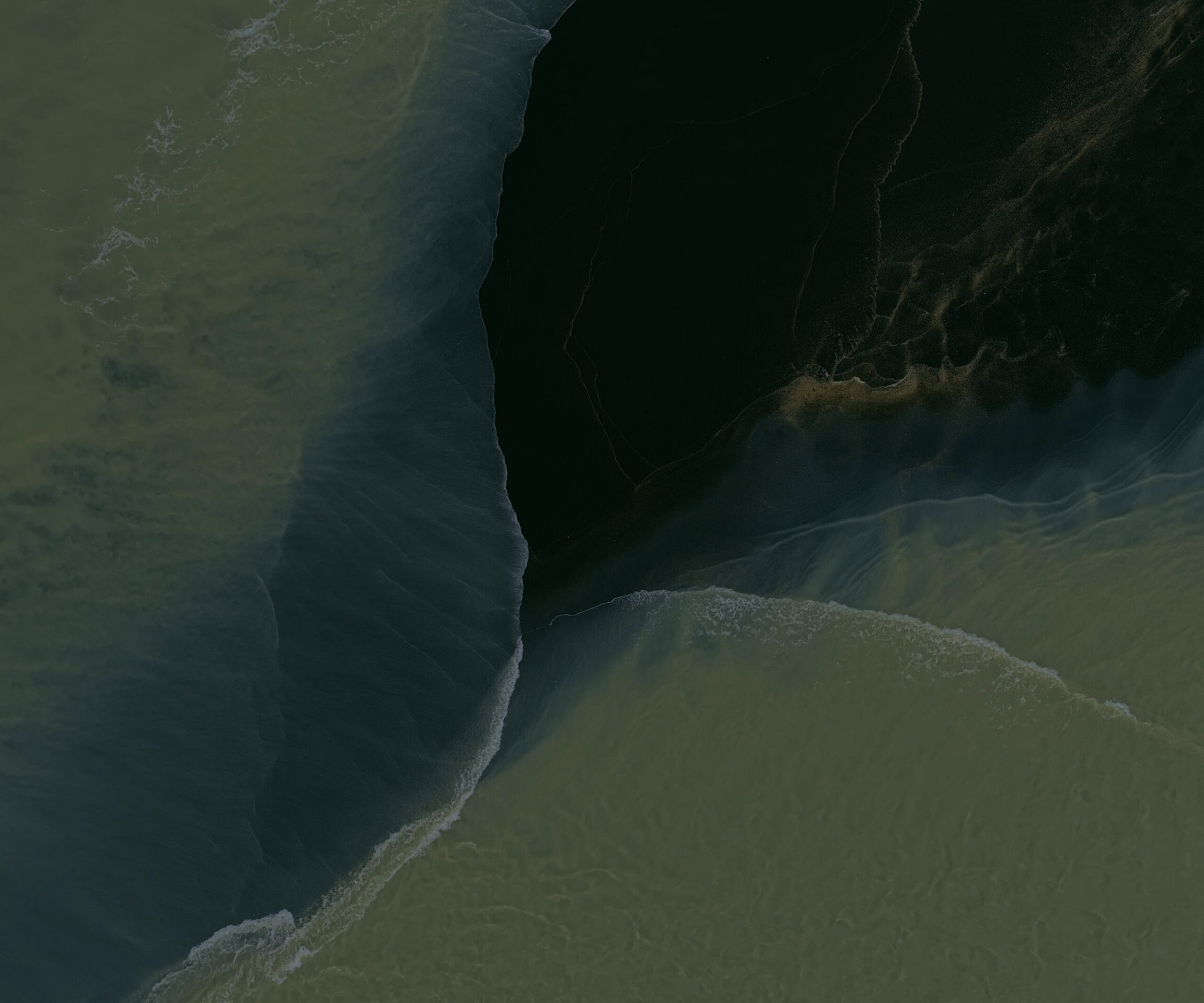 Pixel 11 Pro Fold Pine inner wallpaper dark mode